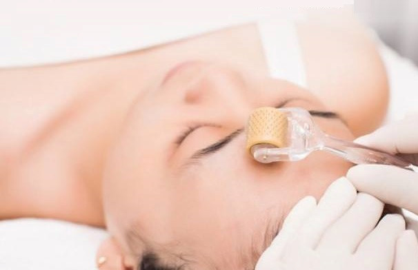 Ai có thể thực hiện liệu pháp phi kim trị mụn?