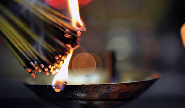 Tàn nhang của nhang tẩm hóa chất thường giữ được lâu, tạo hình uốn cong khiến cho người tiêu dùng nghĩ rằng sẽ linh thiêng hơn